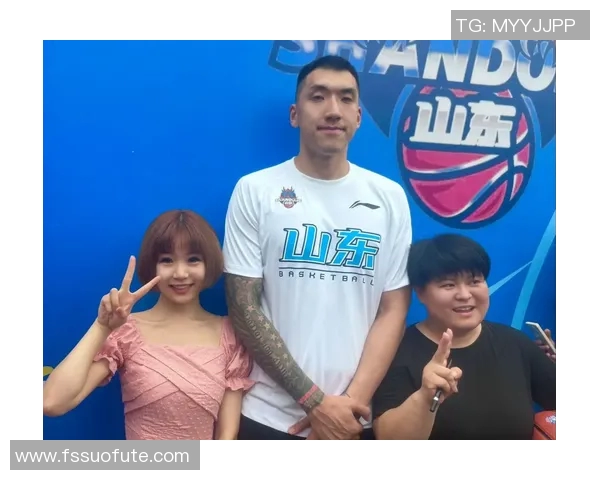 篮球明星与他的爱妻在赛场与生活中的甜蜜故事